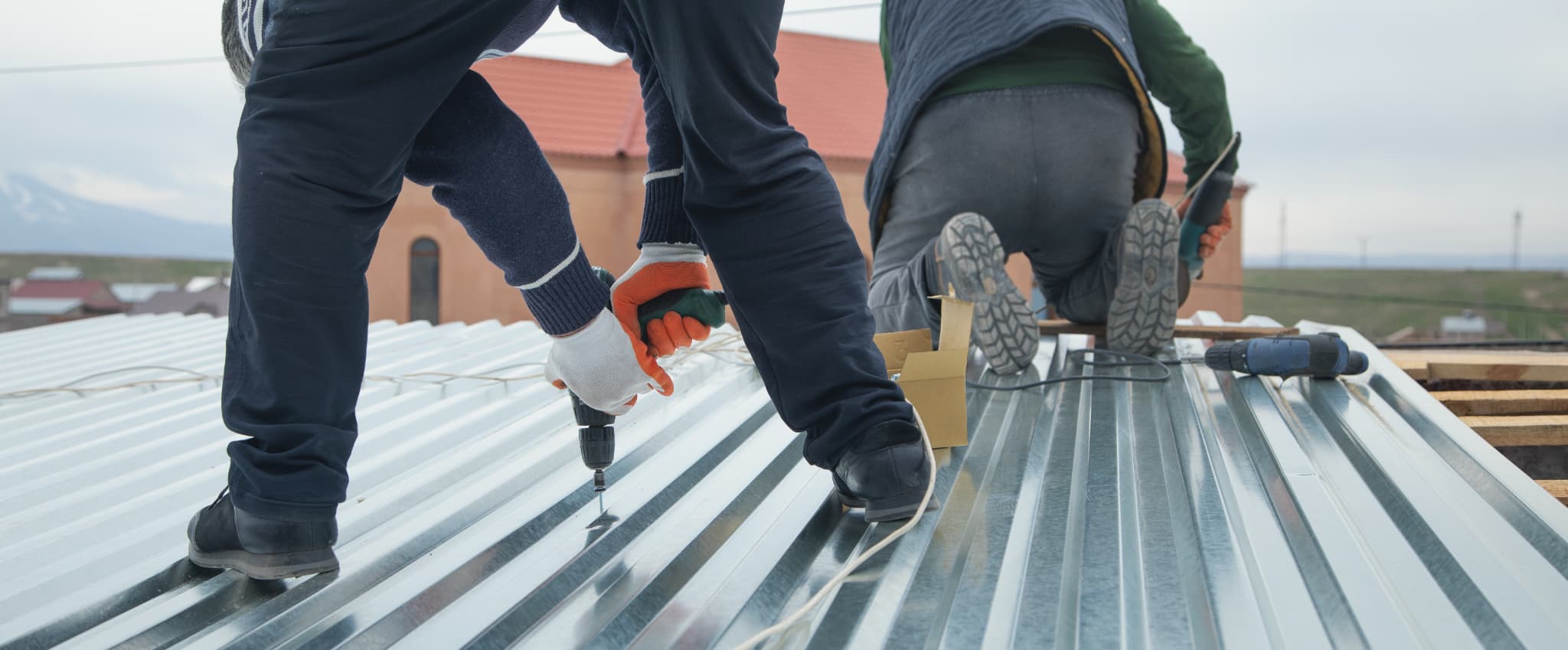 屋根の板金を加工する職人の手元
